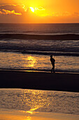 Ein Fischermann bei Sonnenaufgang, Fraser Island, Queensland, Australien