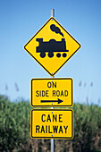 Ein Zuckerrohrzug Warnschild, in der Nähe von Mossman, Queensland, Australien