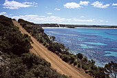 Schotterstraße und Vivionne Bay, Kangaroo Island, Südaustralien, Australien