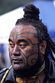 Ein Maori Mann mit Moko, Maori Cultural Festival, Ruatahune, Nordinsel, Neuseeland