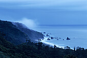 Ein Küstenlandschaft in der Dämmerung, Knights Point Coastline, Knights Point, in der Nähe von Haast, Westküste, Südinsel, Neuseeland
