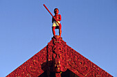 Ein Maori Gemeinschaftshaus mit Holzschnitzereien, Te Takinga Marae, in der Nähe von Rotorua, Nordinsel, Neuseeland