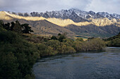 Sonnenlicht fällt auf ein Berg, The Remarkables, Karawau River, in der Nähe von Queenstown, Südinsel, Neuseeland