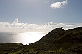 Wanderer auf dem One Man's Path, Slieve League Cliffs bei Teelin, County Donegal, Irland