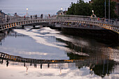 Ha'penny Brücke und Spiegelung, Liffey (Ha'penny) Bridge, River Liffey, Dublin, Ireland