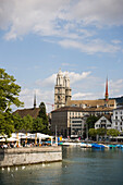 Blick über der Limmat Richtung Restaurant Bauschänzli, Großmünster im Hintergrund, Zürich, Kanton Zürich, Schweiz