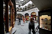 Passage zur Getreidegasse mit Schatz-Konditorei, Salzburg, Salzburger Land, Österreich