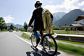 Musiker auf dem Heimweg vom Bataillonsfest mit Tuba, Lofer, Salzburg, Salzburger Land, Österreich