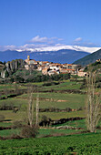 Peramea mit Kulisse der schneebedeckten Pyrenäen, Pyrenäen, Spanien