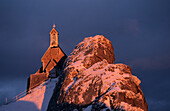 Kapelle am Wendelstein mit Schnee und Raureif im Alpenglühen, Wendelstein, Bayerische Voralpen, Oberbayern, Bayern, Deutschland