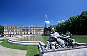 Schloss Herrenchiemsee mit Außenanlagen und Springbrunnen, Chiemsee, Chiemgau, Oberbayern, Bayern, Deutschland