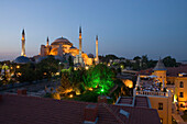 Die Hagia Sophia Kirche und Restaurant des Four Seasons Hotels in dr Abenddämmerung, Sultan Ahmet, Istanbul, Türkei