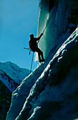 Mann beim Eisklettern, Solfkallen, Store Skandal, Norwegen, Europa