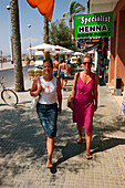 Zwei Frauen unterwegs in S´Arenal, Mallorca, Balearen, Spanien