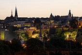 Blick auf die beleuchtete Altstadt am Abend, Luxemburg, Luxemburg, Europa