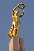 Blick auf eine goldene Statue, Mahnmal Gelle Fra, Luxemburg, Luxemburg, Europa