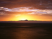 Übersicht der steilen Küste von Gran Canarias Tamadaba Naturpark, Atlantik mit der Insel Teneriffa und 3718m hohen Berg Teide bei Sonnenuntergang, höchste Erhebung im Atlantischen Ozean, El Teide, Teneriffa, Kanarische Inseln, Atlantik, Spanien