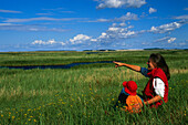 Frau und Kind sitzen in Sundischer Wiese, Nationalpark, Zingst, Mecklenburg Vorpommern, Deutschland
