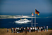 Touristengruppe genießt Blick über den Hafen, Helgoland, Schleswig-Holstein, Deutschland