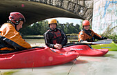 Kayakfahren auf der Isar an der Wittelsbacher Brücke, Muenchen, Munich, Bayern, Deutschland, Reise, Hochwasser