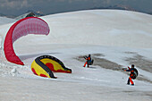 Männer, Paraglider, Winter, Start, Jungfrauspitze, Interlaken, Graubünden, Schweiz