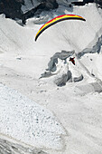 Mann, Paraglider, Winter, Gletscher, Jungfrauspitze, Interlaken, Kanton Bern, Schweiz