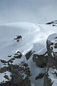 Mann, Skifahren, Schwung im Tiefschnee, Abfahrt, St Luc, Chandolin, Wallis, Schweiz