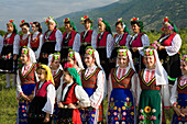 Frauen und Mädchen in Tracht beim Rosenfest, Karlovo, Bulgarien, Europa