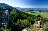 Wanderer am Hochfelln mit Blick auf Chiemsee und Moore, Chiemgau, Oberbayern, Bayern, Deutschland
