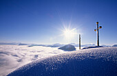 Gipfelkreuze am Kranzhorn mit Nebelmeer im Inntal, Chiemgau, Oberbayern, Bayern, Deutschland