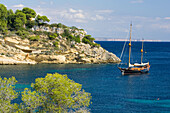 Segelschiff vor der Küste, Portals Vells, Mallorca, Balearen, Spanien, Europa