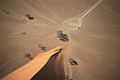 Auto an Düne 45, Luftbild über Namib Wüste, Namibia