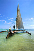 Fischer mit Outrigger Segler, Ostküste, Sansibar, Tansania, Afrika