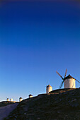 Windmühlen auf Bergrücken, Kastilien La Mancha, Kastilien, Spanien
