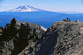 Wanderer auf Kraterrand, (8.363 ft. ) (dahinter Mt Adam) auf Mt. St. Helens Nat. Volcanic Mon., Washington USA