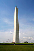 Blick auf das Washington Monument auf einer Wiese, Washington DC, Amerika, USA