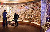 Eine Familie bei dem National Museum of the American Indian, Washington DC, Vereinigte Staaten von Amerika, USA
