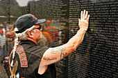 Ein Mann bei der Vietnam Veterans Memorial, Washington DC, Vereinigte Staaten von Amerika, USA
