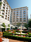 Springbrunnen und Blumenbeete im Innenhof des Fairmont Hotels, Washington DC, Amerika, USA