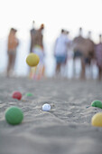 Leute spielen Boule am Strand, Belek, Türkei