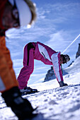 Eine Frau beim Aufwärmen, Skikurs mit Skilehrer, Hintertuxer Gletscher, Tirol, Österreich