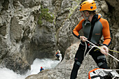 Canyoning Teilnehmer und Guide beim Abseilen, Hachleschlucht, Haiming, Tirol, Österreich