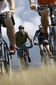 Mountainbiker auf dem Mieminger Plateau, Haiming, Tirol, Österreich