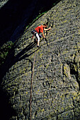 Klettern am Sustenpass,  Berner Oberland, Schweiz, Alpen, Europa. Ein Mann klettert die  Route Goldregenpfeiler, 6a, Sektor Steingletscher, MR.