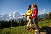 Paar genießt den Ausblick über den Berner Alpen, Blick zu Eiger Nordwand 3970 m, Bussalp 1800 m, Grindelwald, Berner Oberland, Kanton Bern, Schweiz