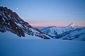 Blick auf dem vergletscherten Berggipfel Aletschhorn 4192 m, kälteste Berg des Alpen, in der Region Jungfrau-Aletsch-Bietschhorn, Berner Alpen, Kanton Wallis, Schweiz