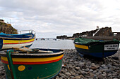 Bunte Fischerboote liegen am Strand, Camara de Lobos, Madeira, Portugal
