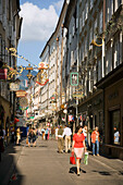Leute beim Einkaufen in der Getreidegasse, Salzburg, Österreich, Am 11. September 1997 wurde der Altstadt von Salzburg von der UNESCO die Auszeichnung Weltkulturerbe verliehen.