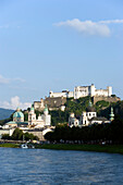 Blick über der Salzach mit Festung Hohensalzburg, der größte erhaltene Festungsbau Mitteleuropas, Salzburger Dom, und Kollegienkirche, Salzburg, Österreich. Am 11. September 1997 wurde der Altstadt von Salzburg von der UNESCO die Auszeichnung Weltkulturer