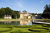 Blick über den ornamentalen Gartenanlage, Wasserparterre, Richtung Schloss Hellbrunn und Kronengrotte, Salzburg, Salzburg, Österreich